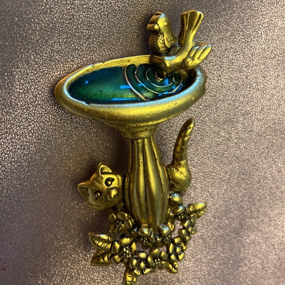 💜Danecraft Matte Gold Tone Blue Green Enamel Birdbath Bird Cat Brooch Pin Signed - Picture 2 of 8